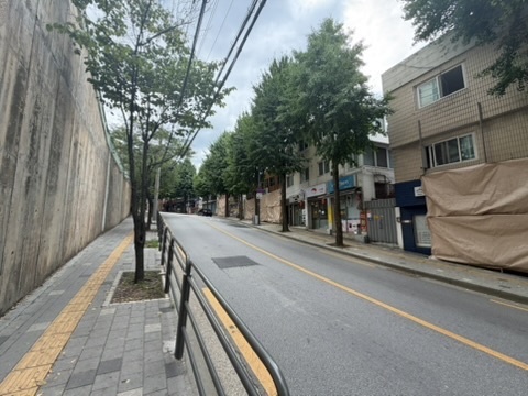 단지 앞 도로와 보행 동선을 확인한 기록