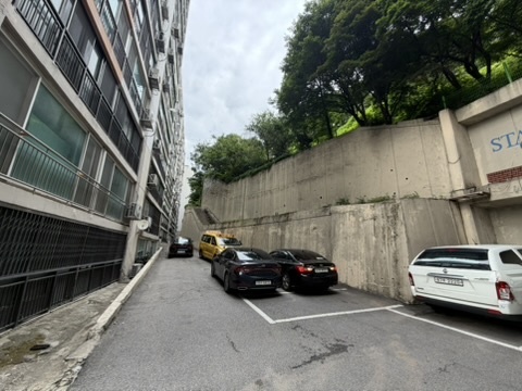 단지 안쪽 저층 동과 주차 공간을 확인한 기록