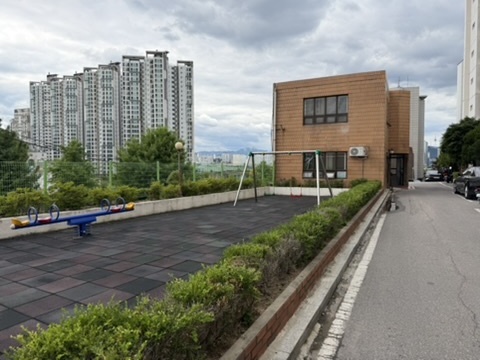 맞은편 아파트와 주변 도로 연결을 확인한 기록