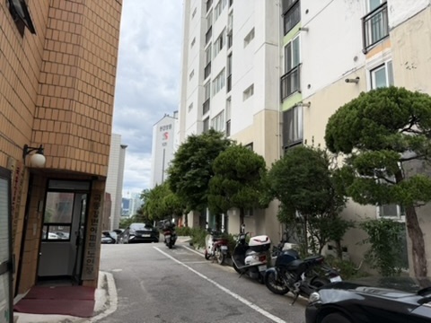 단지 안쪽 보행로와 저층 배치를 확인한 기록