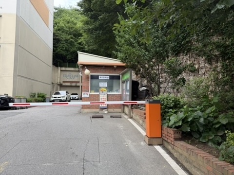 단지 출입구와 관리 상태를 추가로 확인한 기록