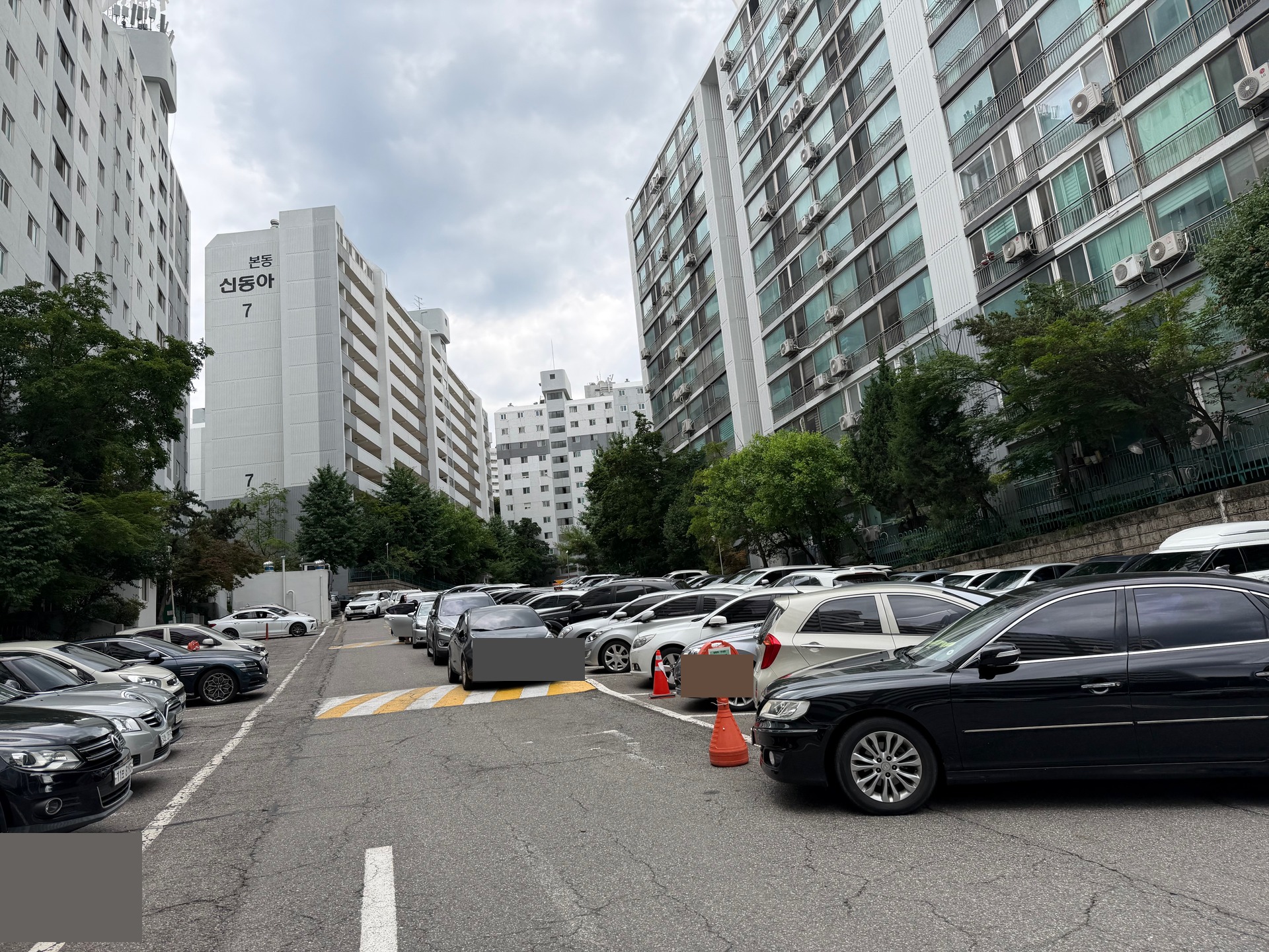 차량이 빽빽한 단지 내부 도로와 저층부 시야