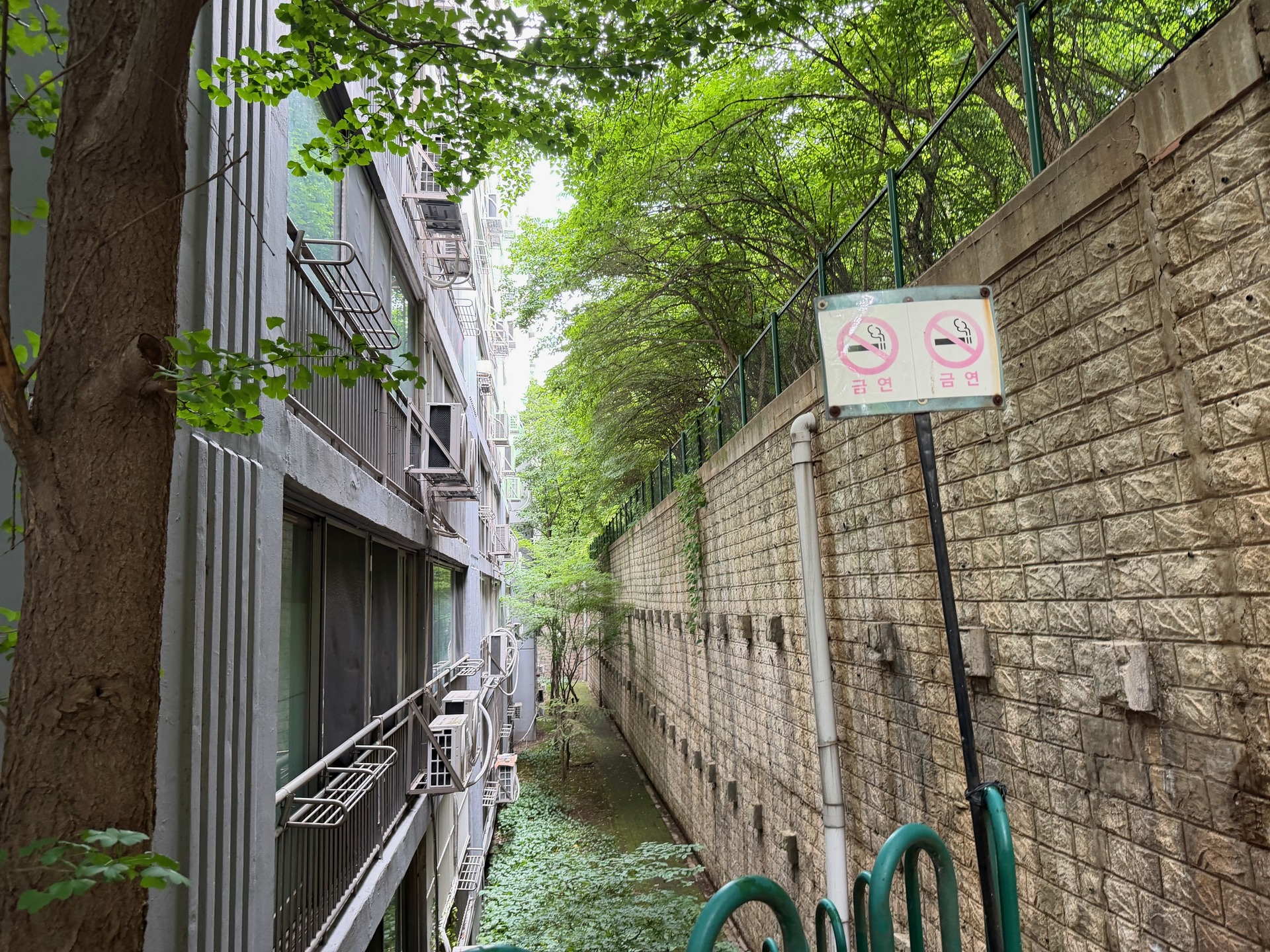 동 사이 그늘진 보행공간과 높은 옹벽